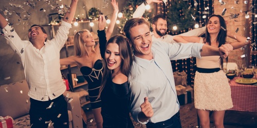 Wir feiern zu Hause eine Party - denken Sie daran, die Fensterabdeckungen zu sichern!