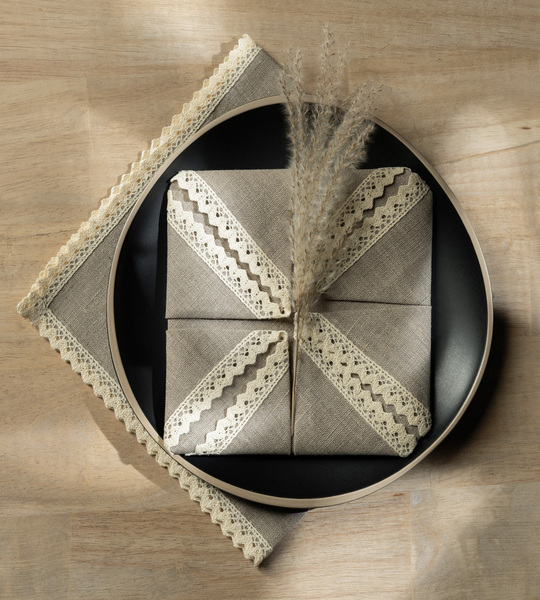 Set of 4 Linen Napkins mit Lace